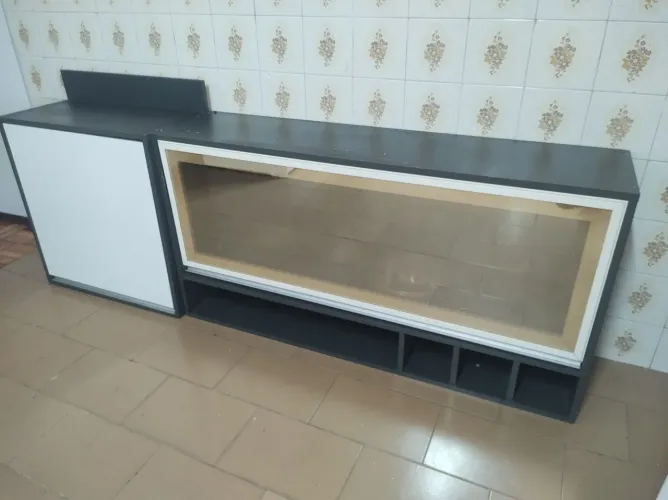 Armário de cozinha com porta que abre pra cima em ótimo estado