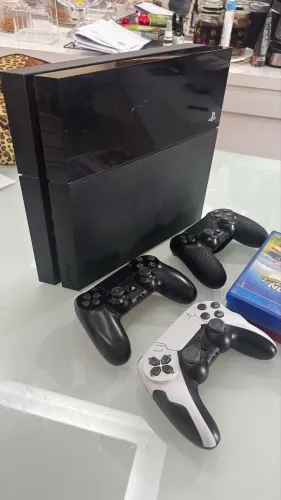 PS4 500 GB 3 Controles + 3 Jogos