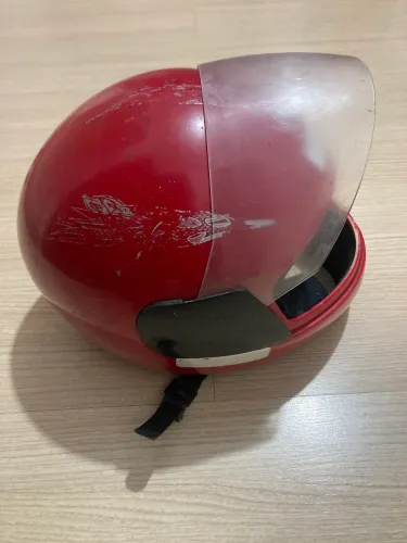 Capacete usado em bom estado de conservação