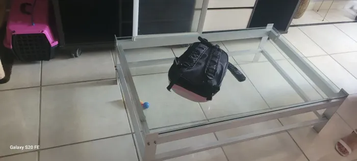 Mesa de sala com vidro e alumínio
