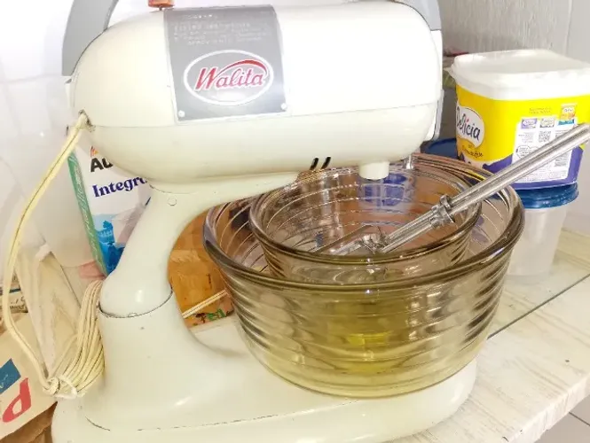 VENDO BATEDEIRA DE FERRO PESADA COM 2 CILINDROS DE VIDRO WALITA