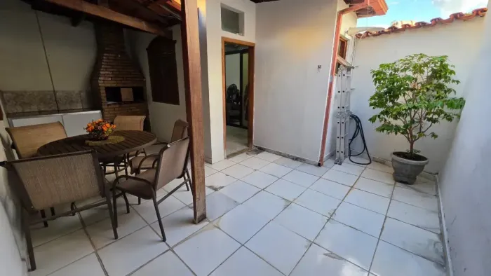 Casa com 03 quartos e 02 vagas-  Santa Amélia
