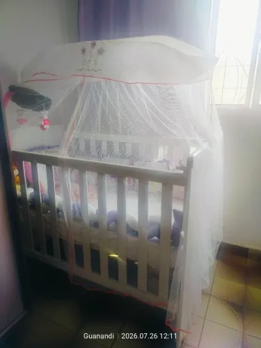 Berço infantil madeira com rodinhas 