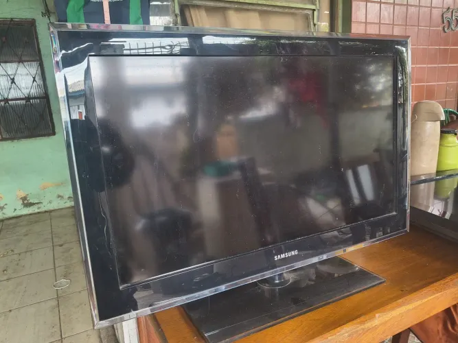 Vendo duas tvs pra peças a Samsung liga a luz vermelhinha