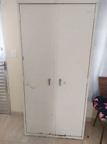 Armário de aço duas portas 5 prateleiras 