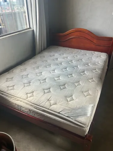 Cama casal com colchão incluso