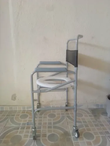 Cadeira de banho semi nova