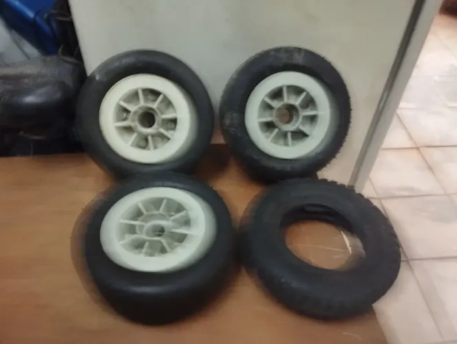 3 RODAS E UM PNEU SEM CÂMARAS 