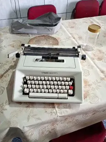 Máquinas de escrever Olivetti 46