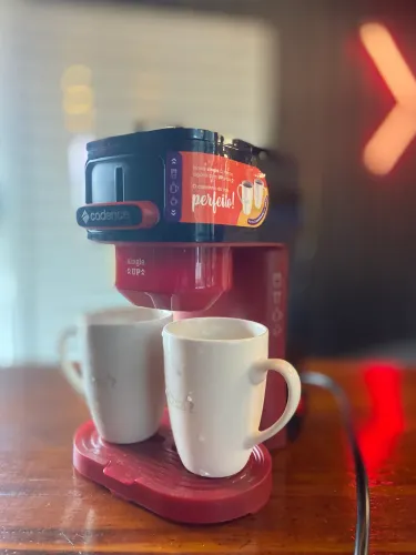 Cafeteira Cadence seminova com 2 xícaras