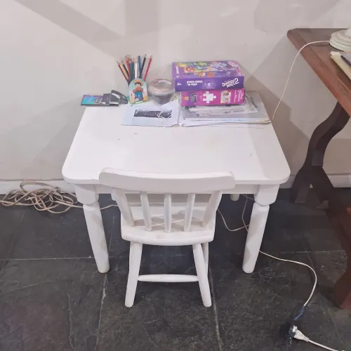 Mesa infantil madeira mágica + 1 cadeira