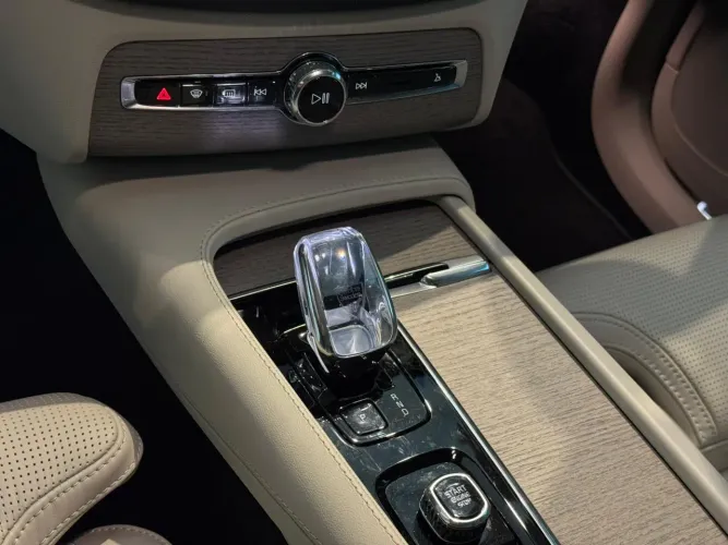 Volvo XC-90 XC 90 T-8 Híbrido Momentum 2.0 5P 2025