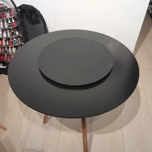 Mesa preta redonda pés palito