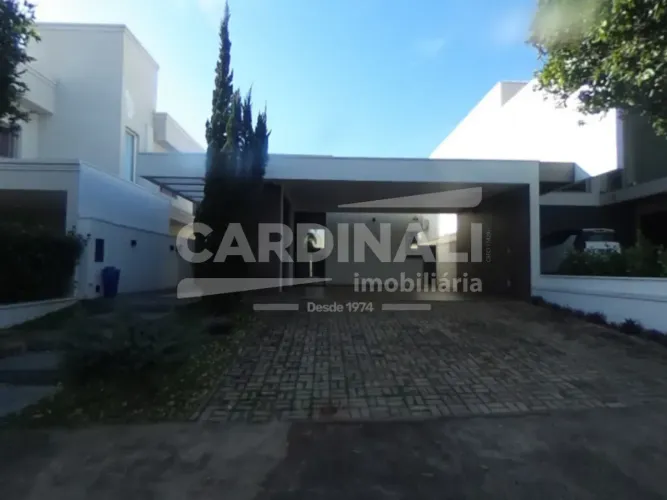 Belíssima casa em condomínio com arquitetura e acabamentos, de primeira qualidade.