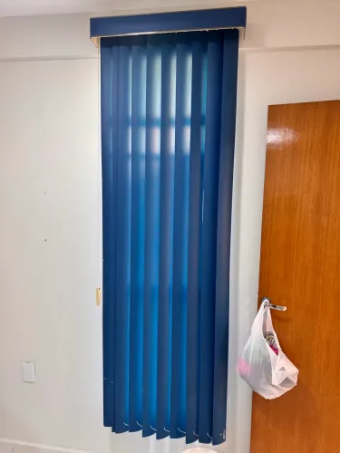 Cortina persiana azul e preta