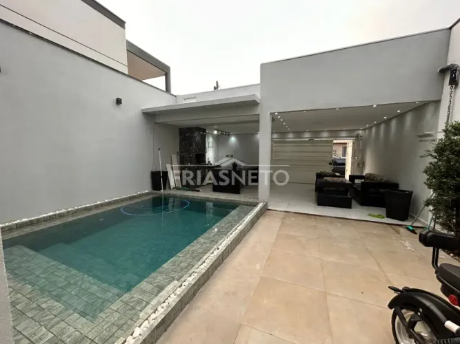 Casa com Piscina no Bairro Água Branca