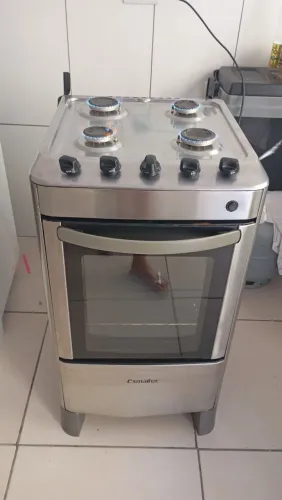 Vende se um fogão usado marca esmaltec de 4 bocas
