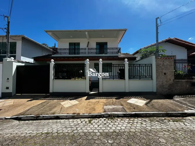 Casa duplex com 4 quartos sendo 2 suítes a venda no Bairro Quintas Avenidas em Juiz de For
