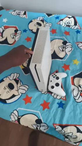 Vendo Xbox one com a manete sem nenhum defeito 