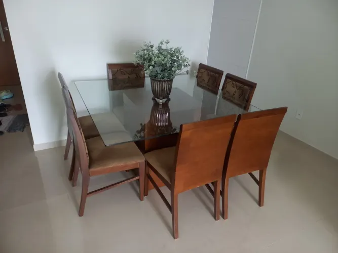 Mesa quadrada 1.4 X 1.4 m com 7 cadeiras