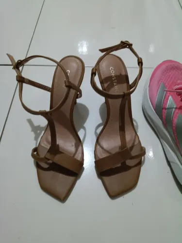 Vendo sandália Constance