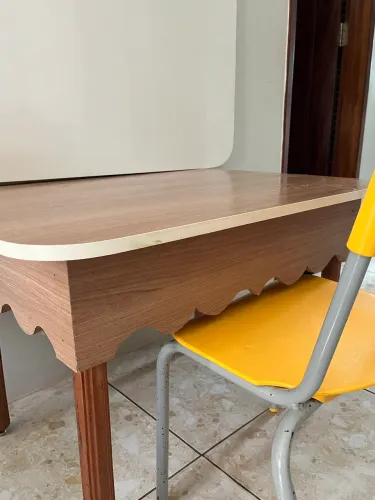 Conjunto educativo infantil - lousa, mesa e cadeira.