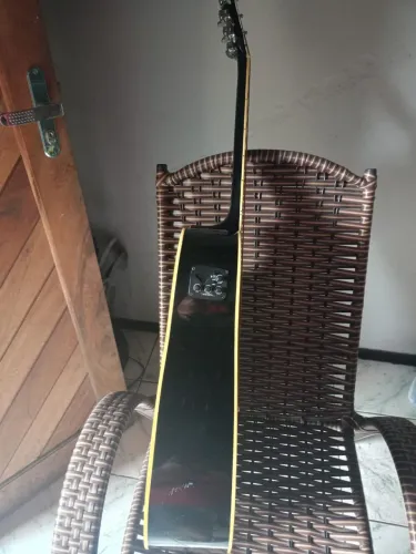 Um violão elétrico