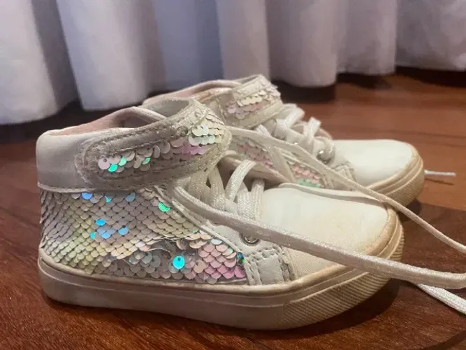 Tenis branco lantejoulas Marisa tam 24