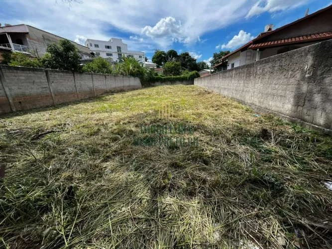 Lote com 750m² á venda no bairro Trevo;