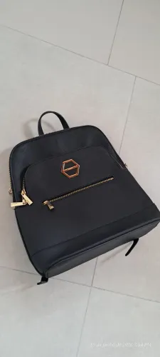 Essa bolsa é uma mochila feminina da marca Satinato