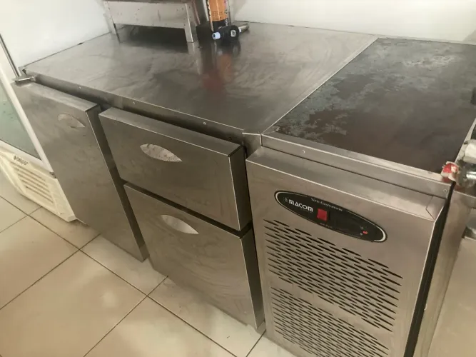 Balcão Refrigerado Macom Inox (1 porta + 2 gavetas)