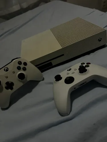 XBOX ONE S - DOIS CONTROLES
