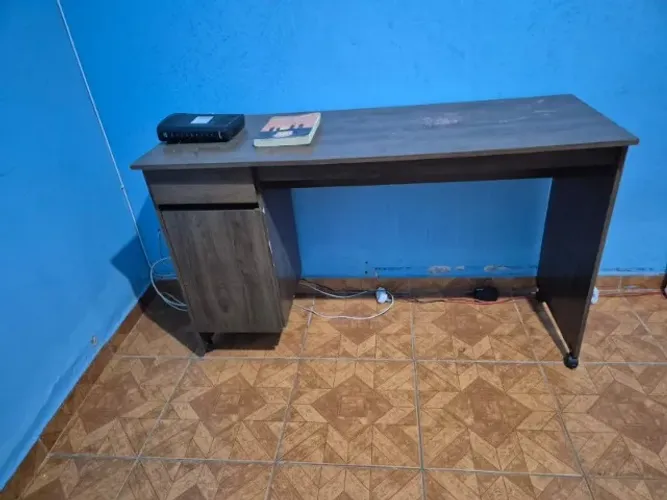Escrivaninha com 1 Gaveta e 1 Porta Rodinhas Usada em Bom Estado