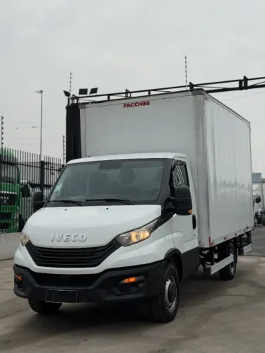 IVECO DAILY 35-160 ANO 2023 BAÚ + PLATAFORMA