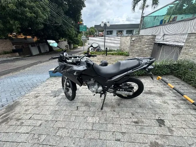 Moto XRE300 2021 quitada e bem conservada.