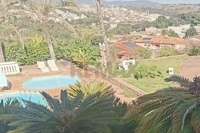 Chácara em Atibaia com 4 suítes, piscina, área gourmet e campo de futebol (terreno 3.947m²