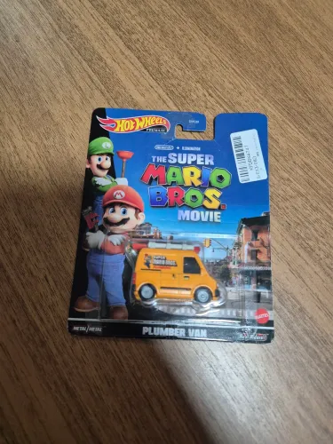 A miniatura é a Plumber Van da linha Hot Wheels Premium Pop Culture