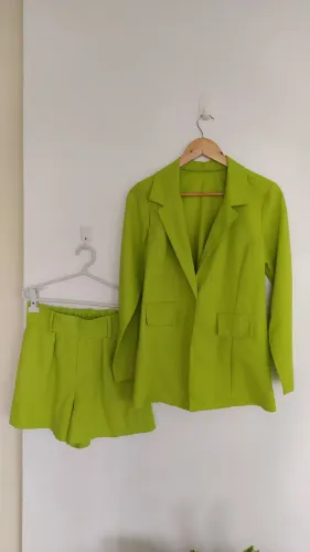 Conjunto de short e blazer em viscolinho verde Tam P