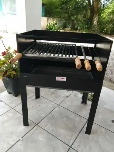 Churrasqueira Galvanizaca 60 comprimento x 45largura x 75cm Altura, grelha inox, 2 espetos
