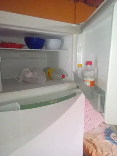 Vende-se geladeira ótima gelando perfeitamente 