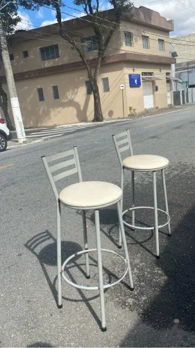 Banqueta alta de metal 