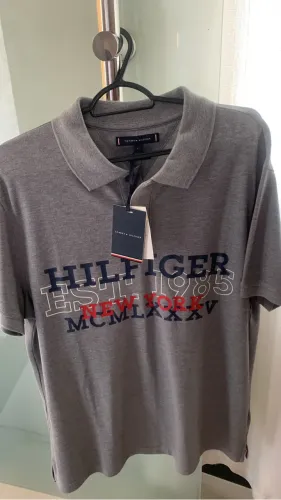 Polo Tommy Hilfiger, Nova e na etiqueta