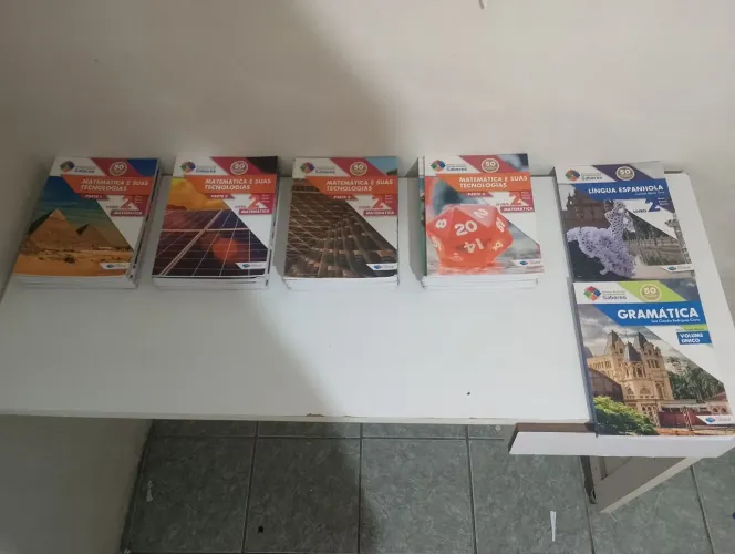 Livros do 2 ano do ensino médio da editora construir +2 livros adicionais
