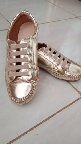 Sapatênis feminino dourado confortável.