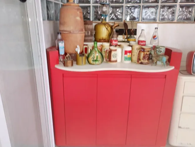 Balcão de recepção vermelho e antiguidades
