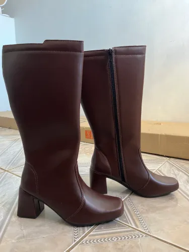 Bota marrom 