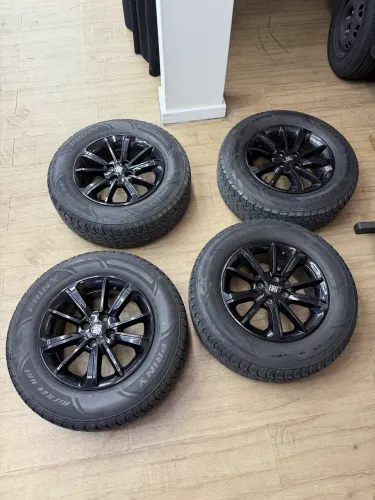 Jogo de Roda com Pneus Lameiros Praticamente novos 205/70 R15