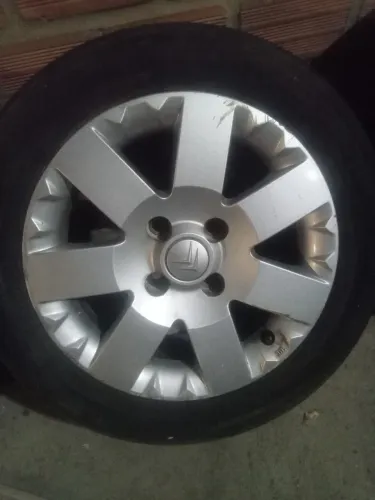 Vendo jogo d rodas aro 15 c3 ou Peugeot 
