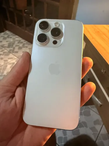 IPhone 15 PRO c/ 128gb bateria em 83%