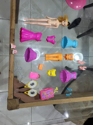 Kit Boneca Tipo Barbie com Diversas Roupas e Acessórios